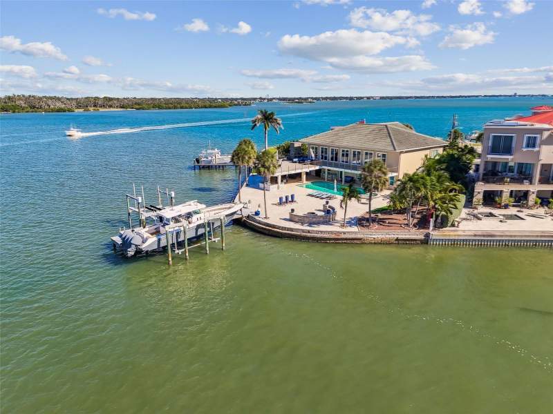 6 bedroom Single Family Residence at 582 Johns Pass Avenue, Crystal Island 2nd Add, Madeira Beach — photo 2