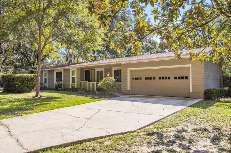4 bedroom Single Family Residence at 2925 NW 31st Terrace, Chatworth Court, Gainesville — photo 2