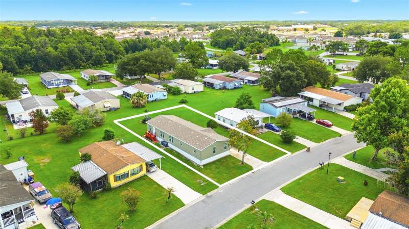 5 bedroom Manufactured Home at 209 Ellsworth Drive, Broadmoor, Kissimmee — photo 2