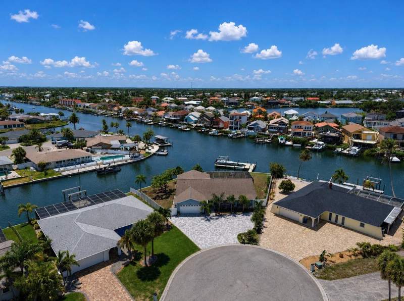 4 bedroom Single Family Residence at 6301 Cottonwood Lane, Apollo Beach Unit 13 Pt 1 Re, Apollo Beach — photo 4