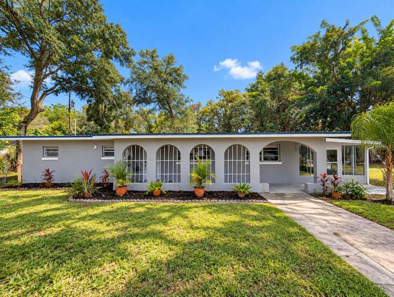 3 bedroom Single Family Residence at 1300 S Dewey Street, Bishop'S Sub, Eustis — photo 2
