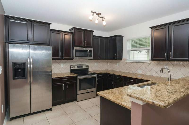 3 bedroom Single Family Residence at 5909 Windsong Oak Drive, Windsong At Leesburg, Leesburg — photo 2