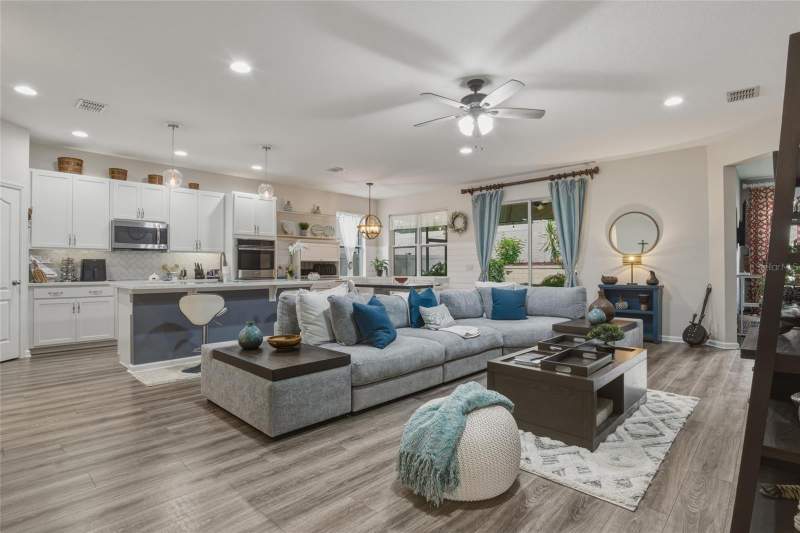 5 bedroom Single Family Residence at 16742 Abbey Hill Court, John'S Lake Landing, Clermont — photo 2