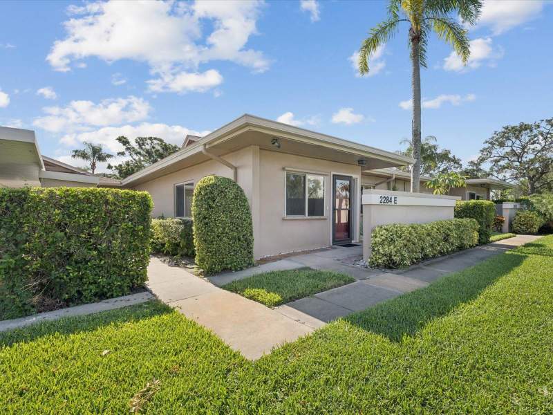 Laurelwood Condo
