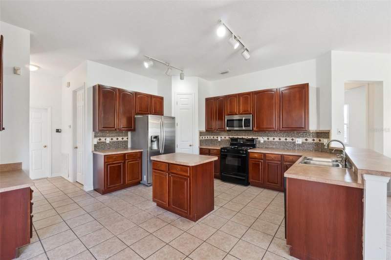 4 bedroom Single Family Residence at 7045 Branch Court, Bay Lake Ranch Unit 3, St Cloud — photo 4
