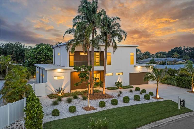 6 bedroom Single Family Residence at 2532 Fruit Tree Drive, South Gate, Sarasota — photo 2