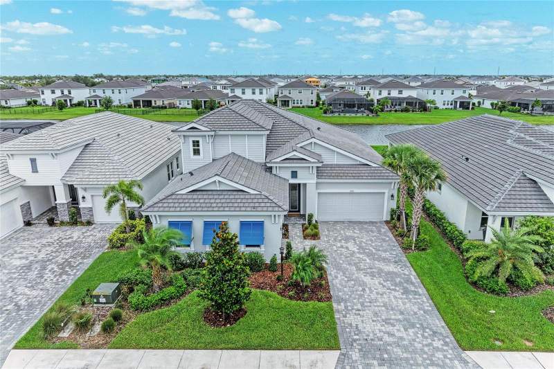 4 bedroom Single Family Residence at 17725 Roost Place, Star Farms Ph IV Subph H & I, Lakewood Ranch — photo 2