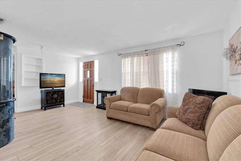 2 bedroom Single Family Residence at 4223 Moog Road, Beacon Square, Holiday — photo 4