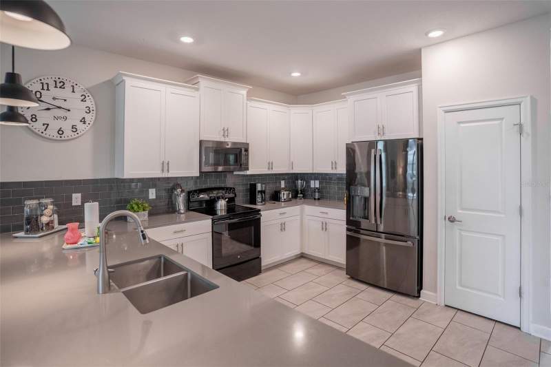 9 bedroom Single Family Residence at 2746 Oxymoron Way, Storey Lake III, Kissimmee — photo 4