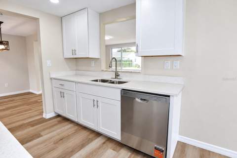 7421 Sandalwood Drive, Port Richey FL - photo 10 of 32
