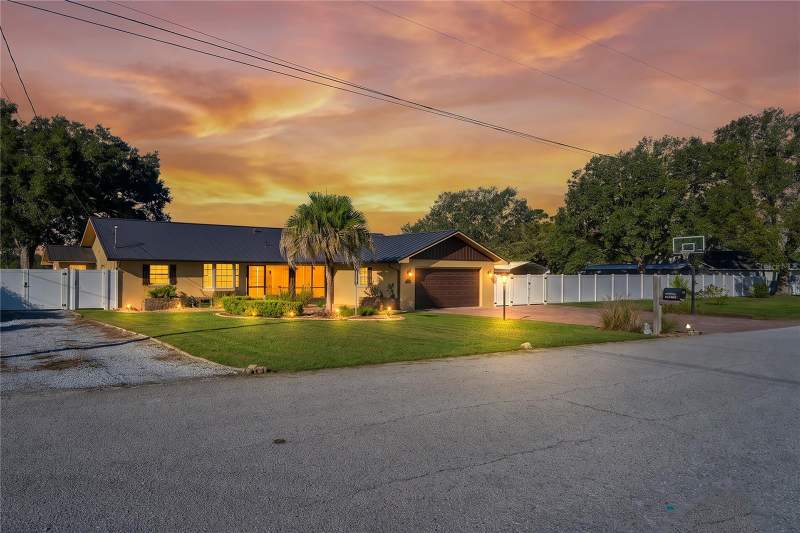 3 bedroom Single Family Residence at 5230 Mosquero Road, Spring Hill, Spring Hill — photo 2