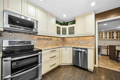 6701 Orchard Drive, St Petersburg FL - photo 8 of 44