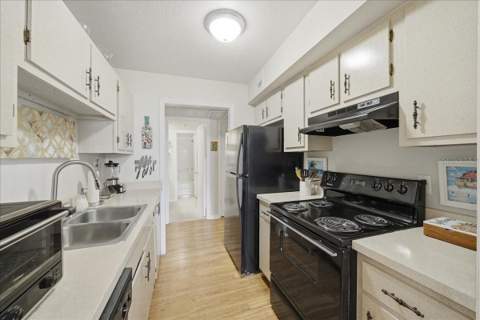 111 Seahorse Drive #B, St Petersburg FL - photo 16 of 63