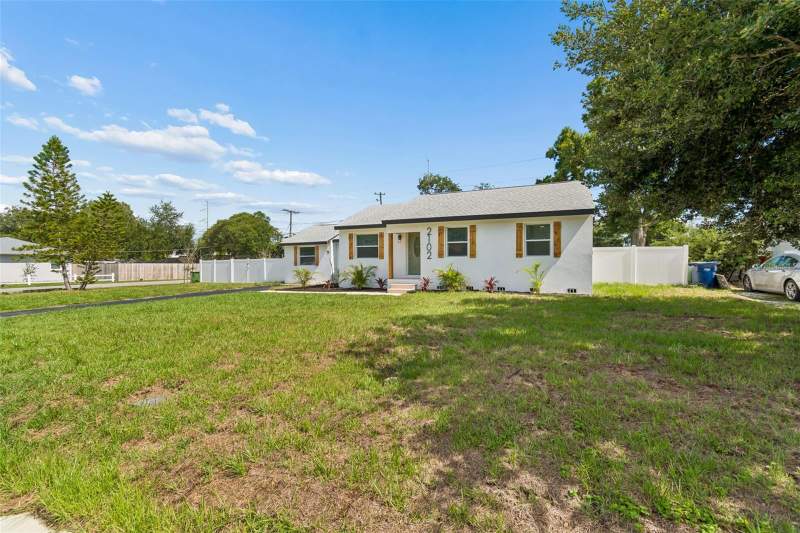 4 bedroom Single Family Residence at 2102 W Ferris Avenue, Wellswood Estates Unit 3, Tampa — photo 2