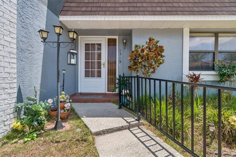 2 bedroom Townhouse at 1319 Abbey Crescent Lane, Harvard Arms Twnhs, Clearwater — photo 2