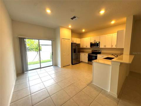 10149 Trumpet Honeysuckle Way, San Antonio FL - photo 6 of 33