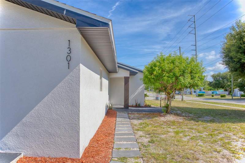 3 bedroom Single Family Residence at 1301 Woodbine Street, Pine Ridge, Clearwater — photo 2