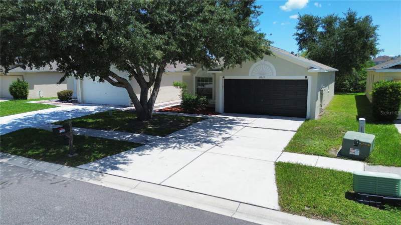3 bedroom Single Family Residence at 12922 Fieldmoor Court, Summerfield Villg 1 Trct 29, Riverview — photo 2