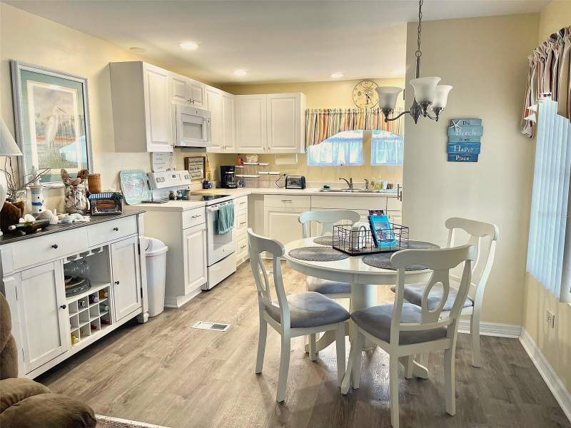 2 bedroom Mobile Home at 9790 66th Street #111, Clearwater Cascade M/H Park Unrec, Pinellas Park — photo 4