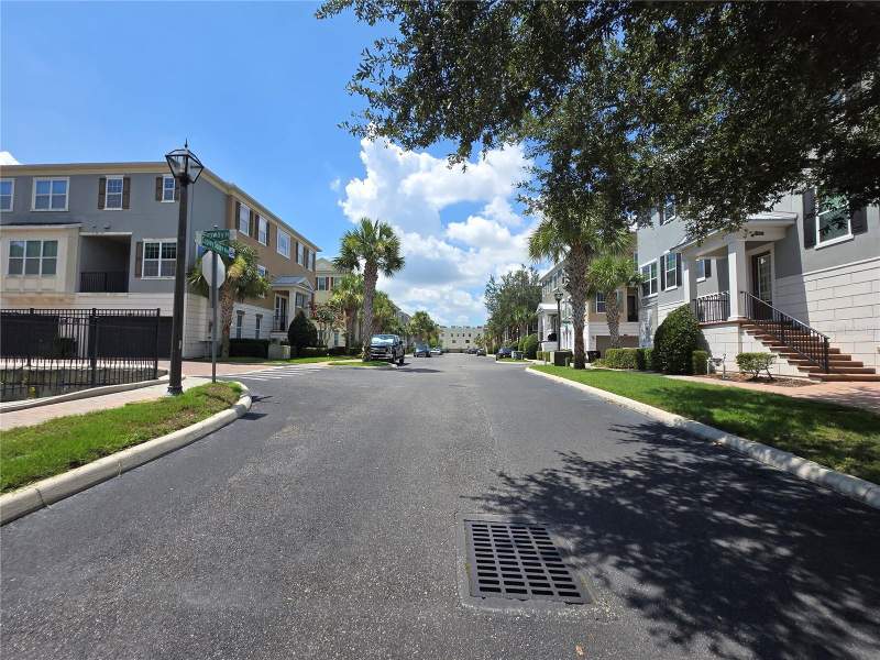 4 bedroom Townhouse at 529 Lanark Court, Copley Square, Orlando — photo 4