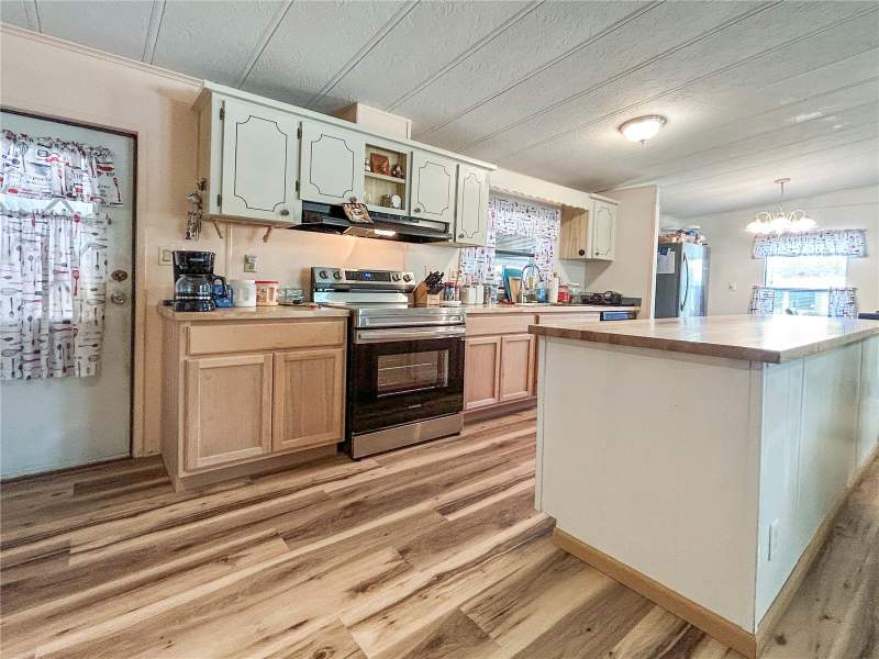 2 bedroom Manufactured Home at 36412 Le Sabre Way, Oaks Royal, Zephyrhills — photo 4