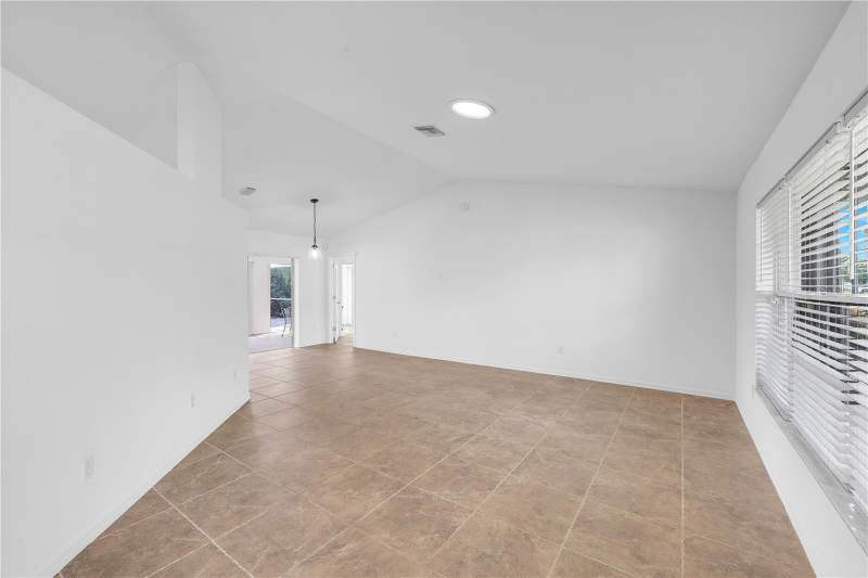 3 bedroom Single Family Residence at 310 SE 23rd Street, Cape Coral, Cape Coral — photo 5
