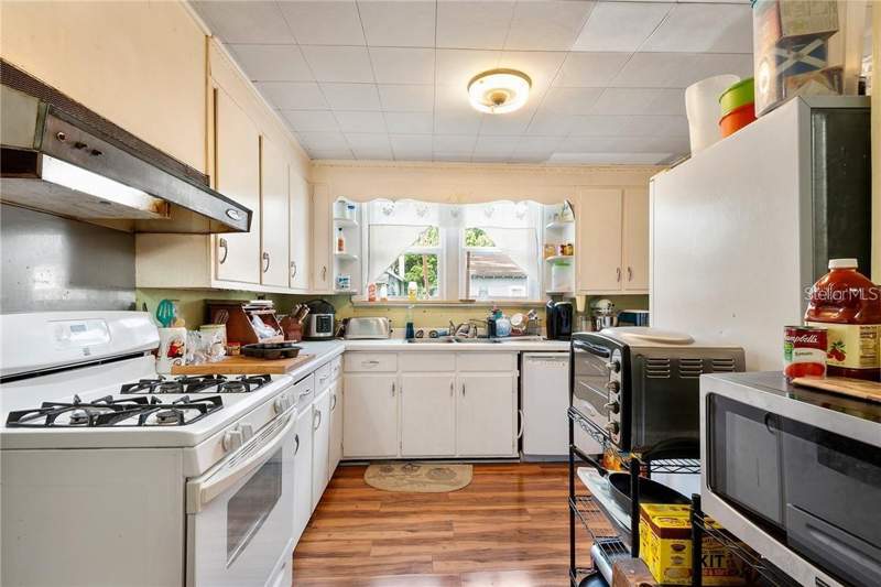 5 bedroom Single Family Residence at 1005 E Main Street, The Oaks Add, Bartow — photo 5