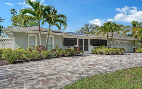 121 Holly Avenue, Sarasota FL - photo 7 of 41