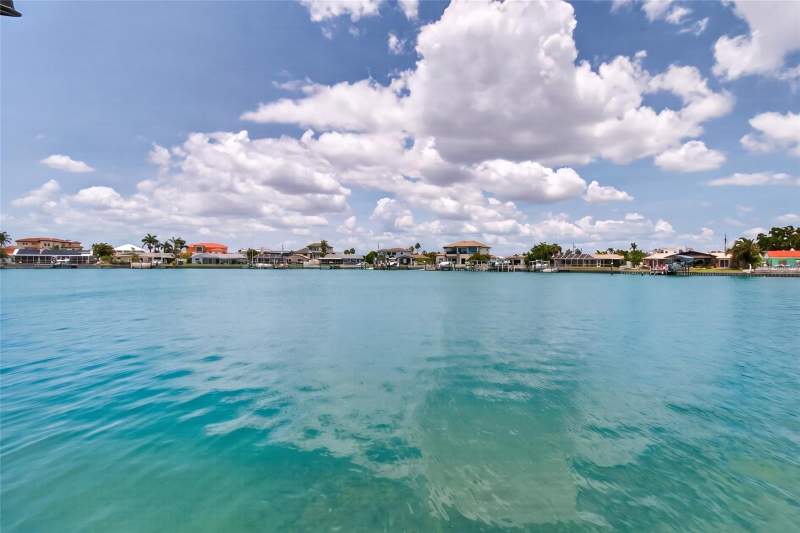 4 bedroom Single Family Residence at 7957 10th Avenue, South Cswy Isle Yacht Club 2nd Add, St Petersburg — photo 2
