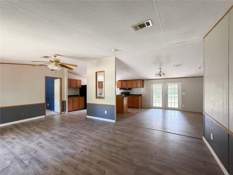 4 bedroom Manufactured Home at 19413 SW State Road 47, Sandy Acres, Fort White — photo 5