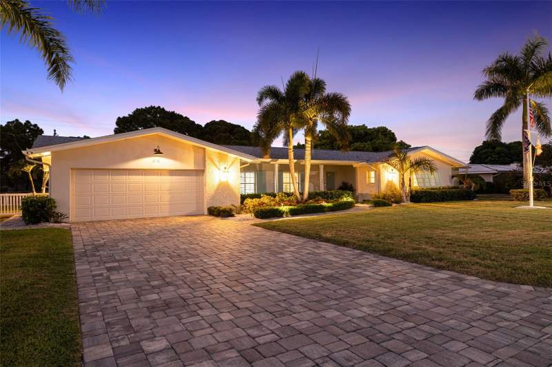 616 PINELAND AVENUE home for sale in Belleair Estates Homes for Sale: 4 Homes, Median $839K