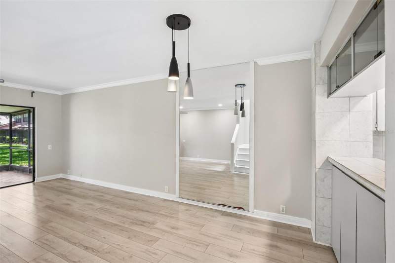 2 bedroom Townhouse at 1006 Cicero Lane, Oak Park Twnhms, Brandon — photo 3
