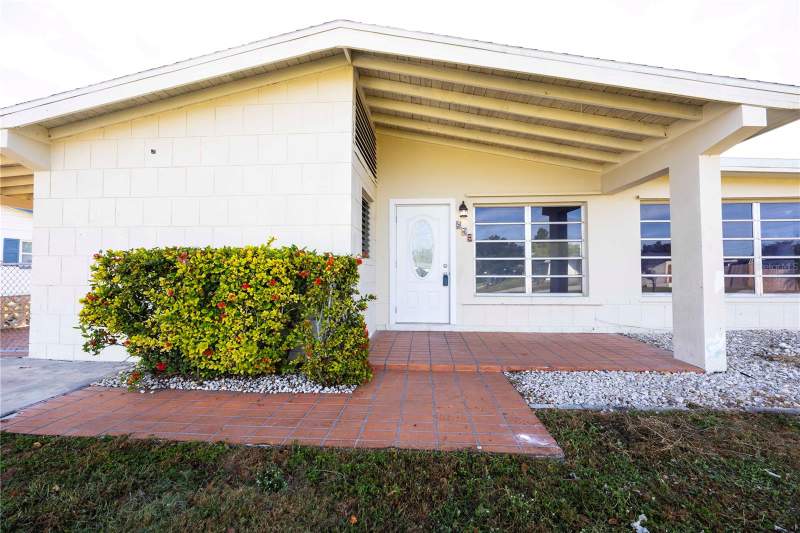 3 bedroom Single Family Residence at 275 Lakeview Drive, Berts Bayshore Manor, North Fort Myers — photo 2