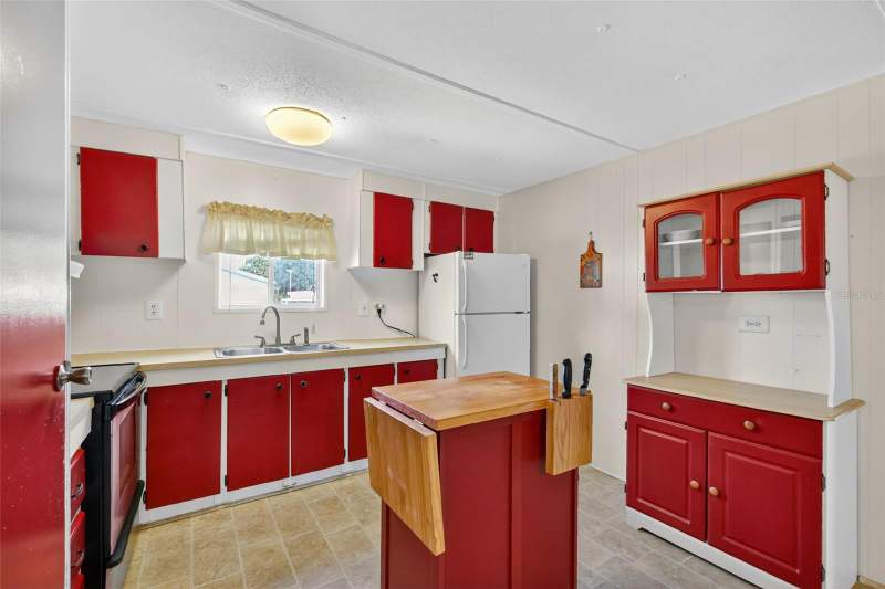 2 bedroom Mobile Home at 563 Tammi Drive, Bonfire Mobile Home Village Sub, Leesburg — photo 2