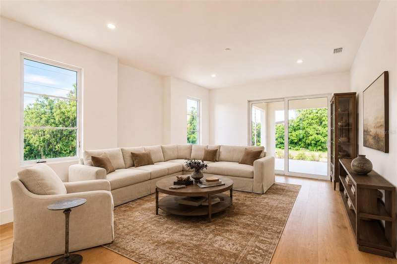 5 bedroom Single Family Residence at 1351 Via Markham Court, Orange & Markham, Lake Mary — photo 4