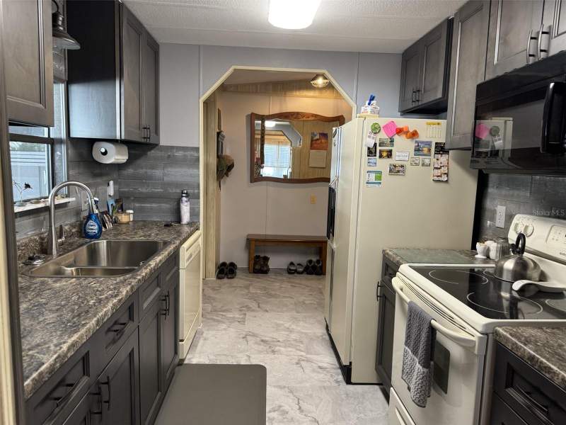 2 bedroom Manufactured Home at 9000 Lake Point Boulevard, Walk In The Water Village Unit 01, Lake Wales — photo 3