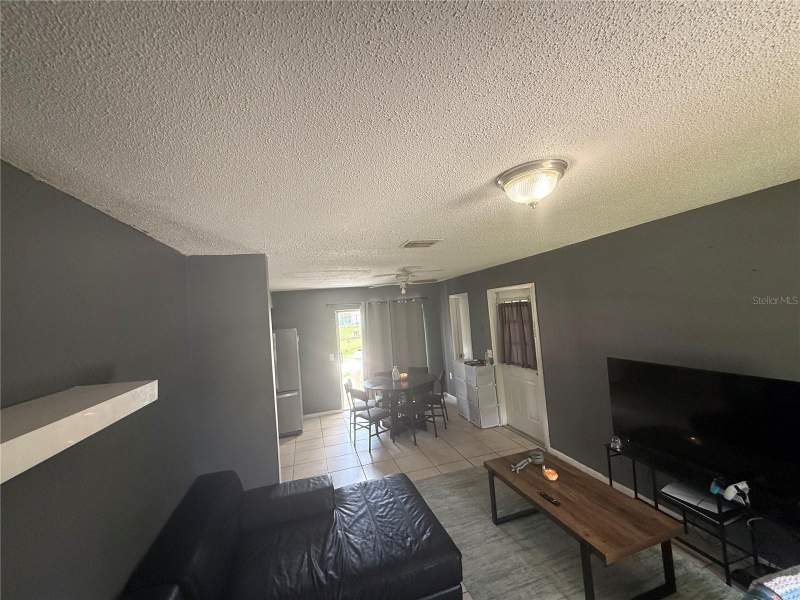 3 bedroom Single Family Residence at 11129 Roberts Lane, Happy Acres Sub No 1 Section D, Riverview — photo 4