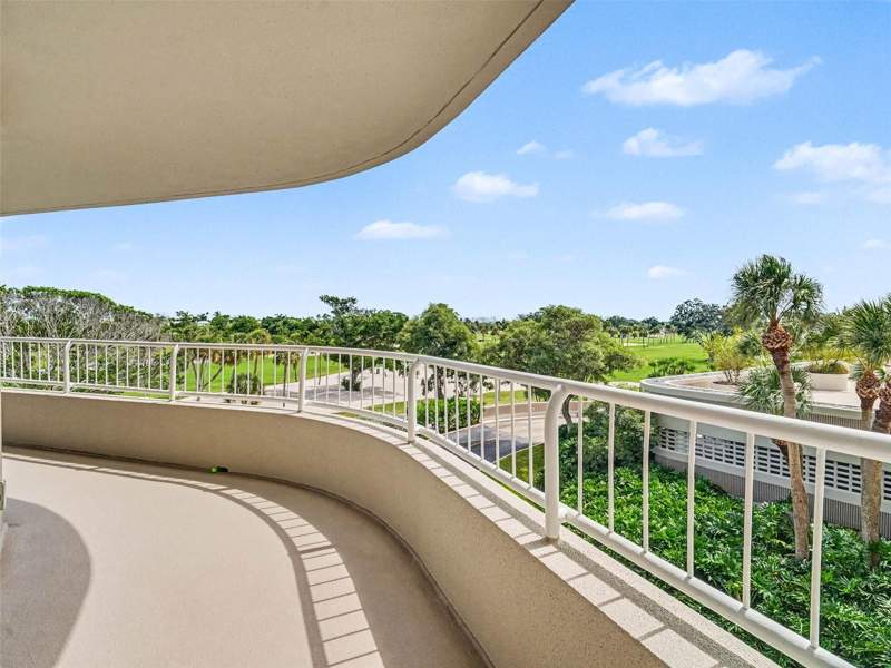 2 bedroom Condominium at 775 Longboat Club Road #304, Beaches Of Longboat Key Ph-1, Longboat Key — photo 2