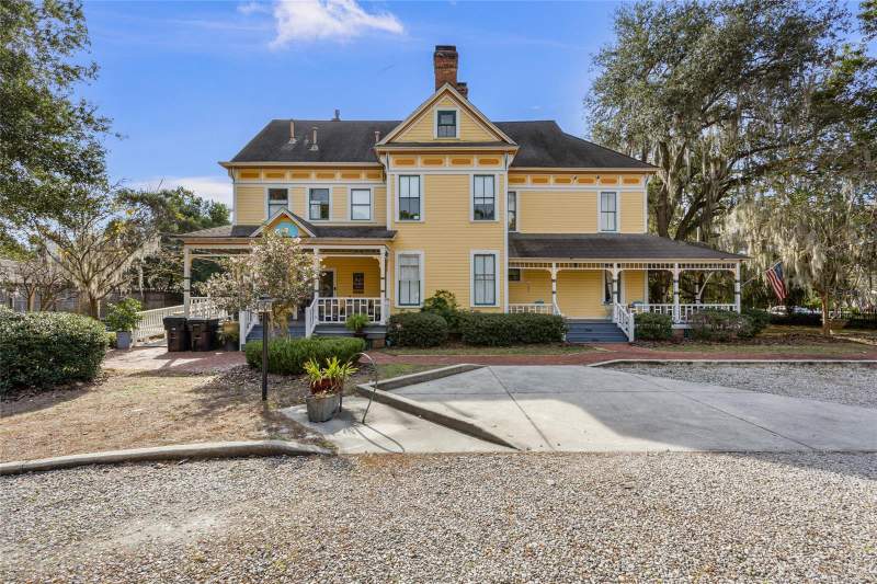 7 bedroom Single Family Residence at 221 SE 7th Street, Gainesville Ropers Add, Gainesville — photo 3