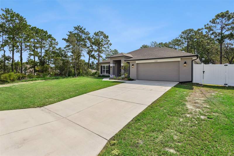 4 bedroom Single Family Residence at 11268 Kodiak Wren Road, Royal Highlands, Weeki Wachee — photo 2