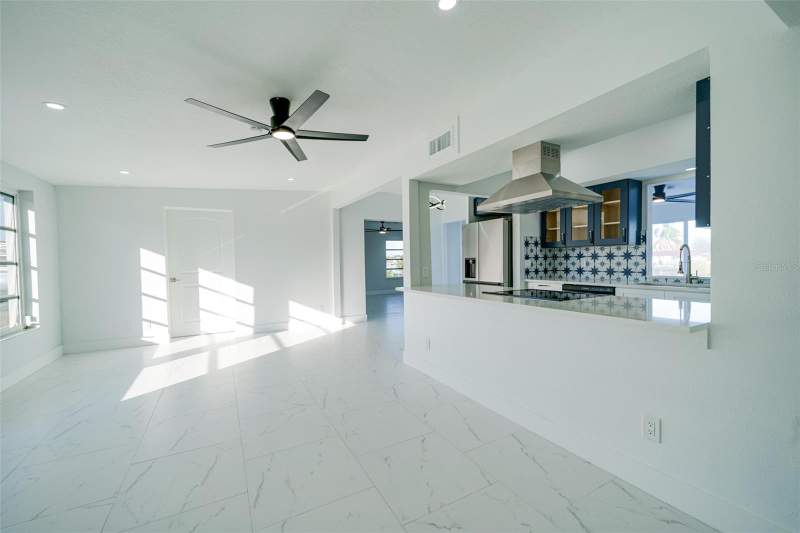 3 bedroom Single Family Residence at 217 W Tarpon Boulevard, Port Charlotte Sec 010, Port Charlotte — photo 4