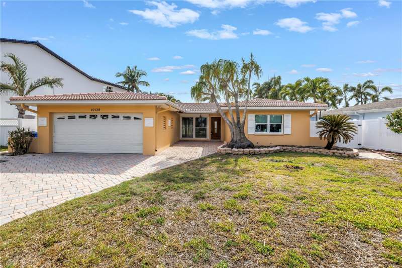 10128 YACHT CLUB DRIVE home for sale in Paradise Island