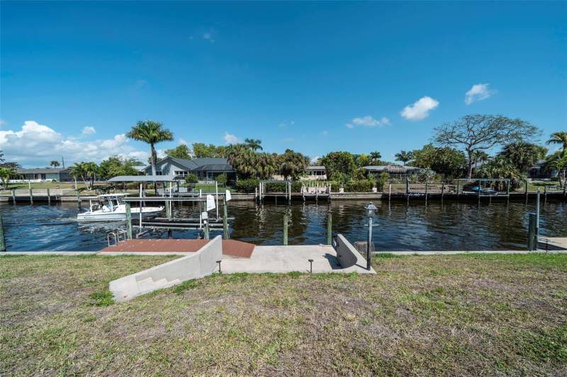 3 bedroom Single Family Residence at 1433 SE 28th Terrace, Cape Coral, Cape Coral — photo 2