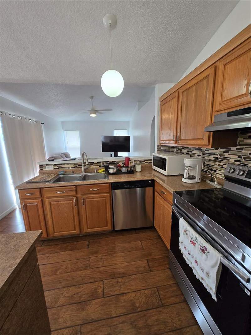 3 bedroom Single Family Residence at 804 Carrousel Lane, Poinciana Village 5 Nbhd 1, Kissimmee — photo 4
