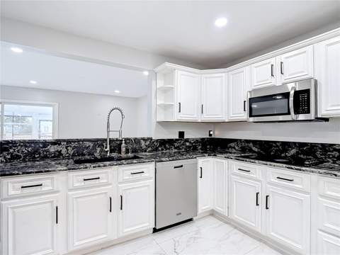 8725 Bay Pointe Drive, Tampa FL - photo 12 of 56