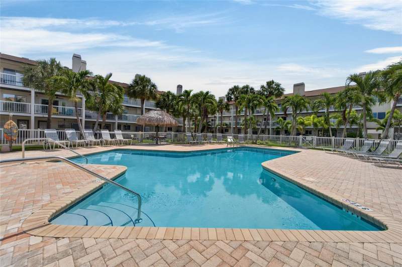 3 bedroom Townhouse at 394 MADEIRA CIRCLE, PALMS OF TIERRA, ST PETERSBURG — photo 3