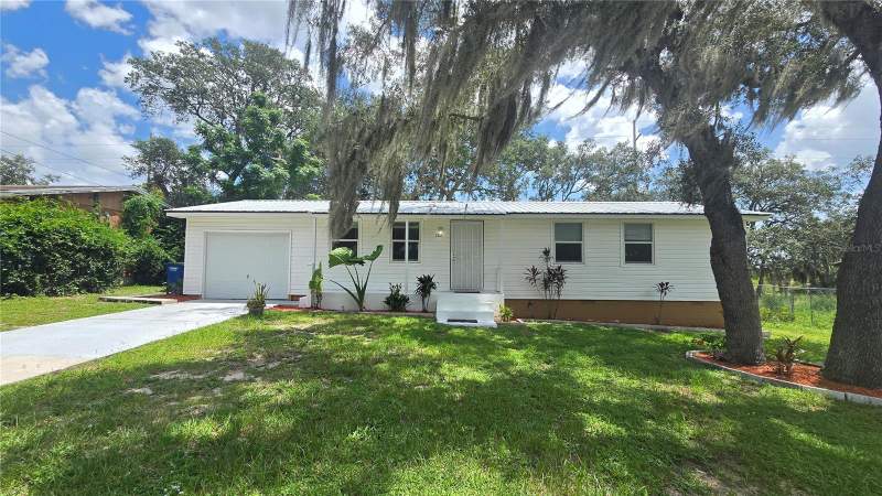 4 bedroom Single Family Residence at 2102 ORANGE BLOSSOM AVENUE, SEBRING HIGHLANDS SUB, SEBRING — photo 1