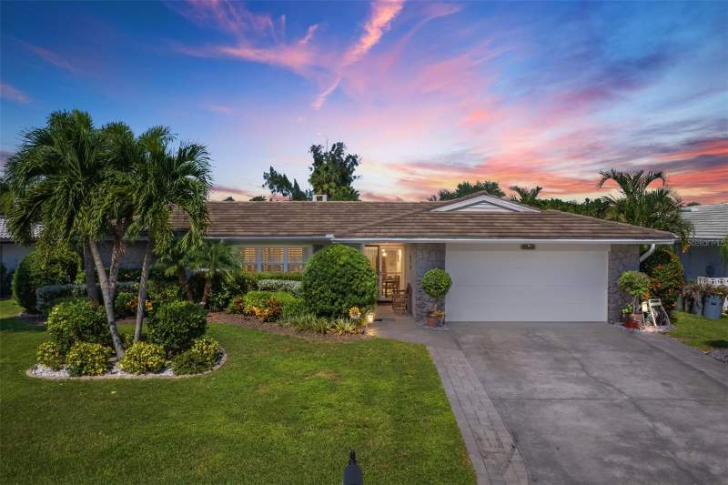2 bedroom Single Family Residence at 3323 Spring Mill Circle, Village Green Club Estates, Sarasota — photo 4