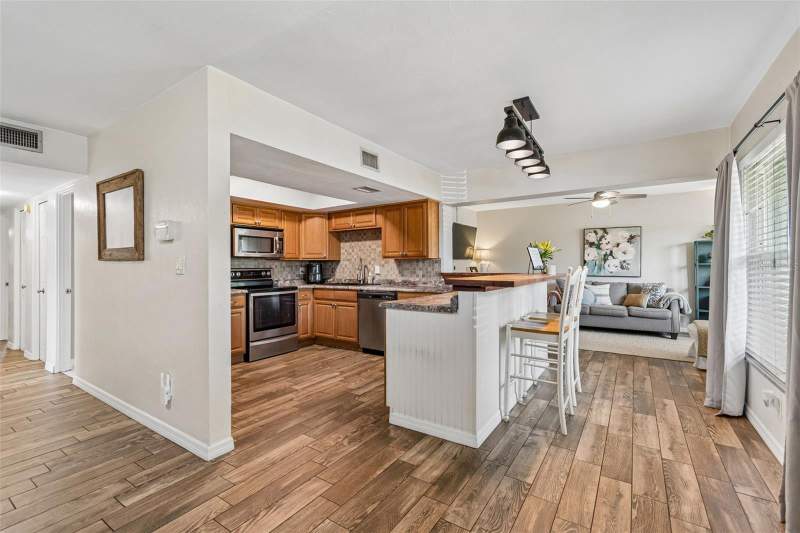 4 bedroom Single Family Residence at 10748 Village Green Ave, Seminole Lake Village, Seminole — photo 4