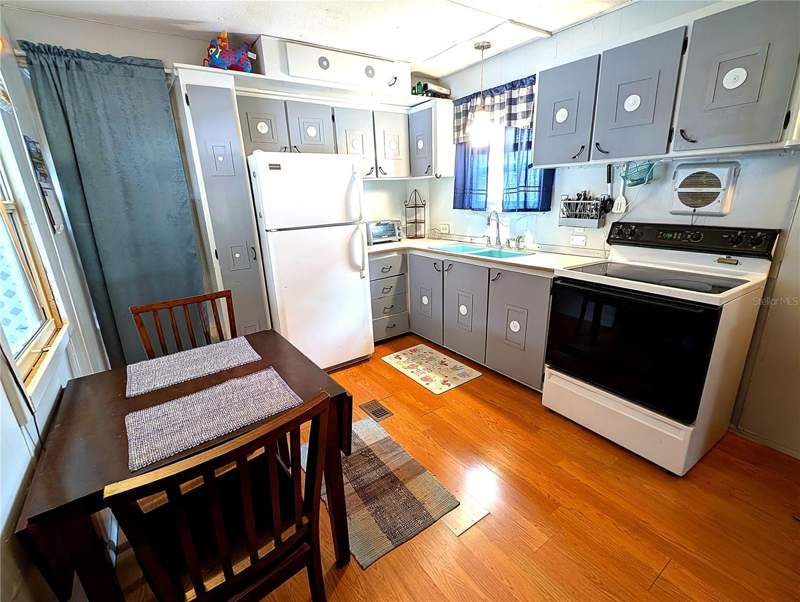 1 bedroom Mobile Home at 7803 46th Avenue #49, Melody Gardens Mobile Home Park Unrec, St Petersburg — photo 2